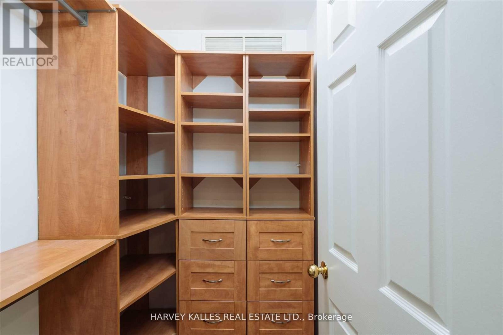 22 Lower Village Gate, Toronto, Ontario  M5P 3L7 - Photo 17 - C12833802