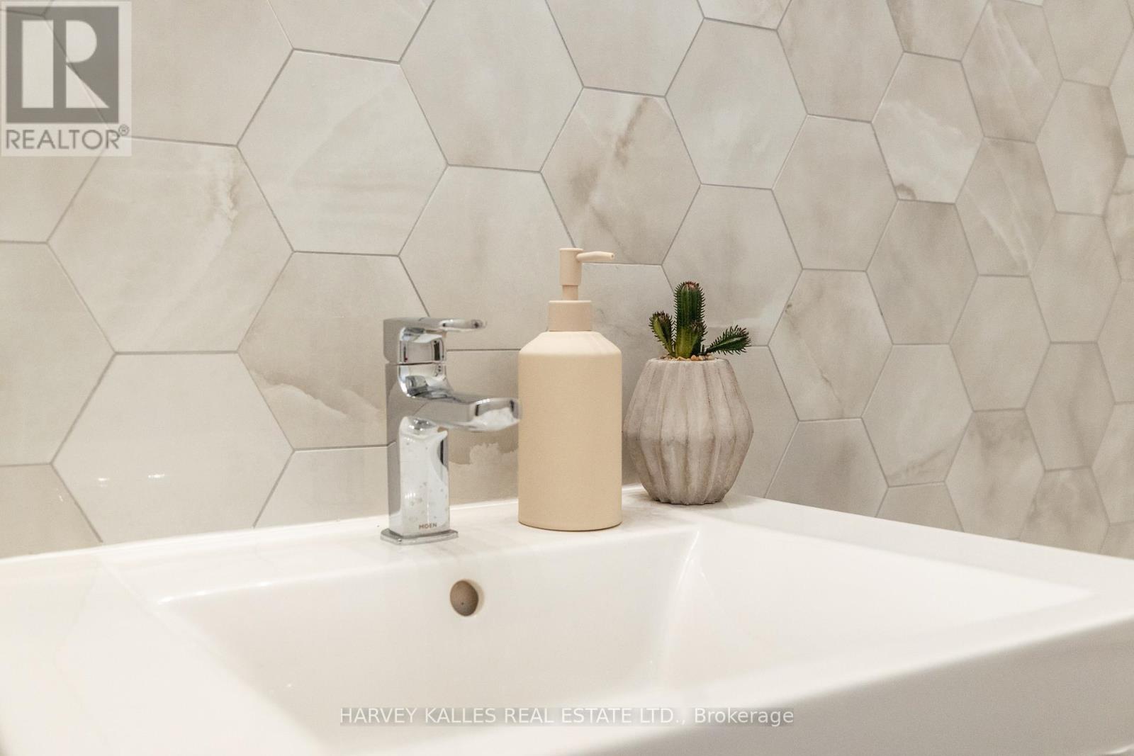 17 Innes Avenue, Toronto, Ontario  M6E 0B2 - Photo 23 - W12846648