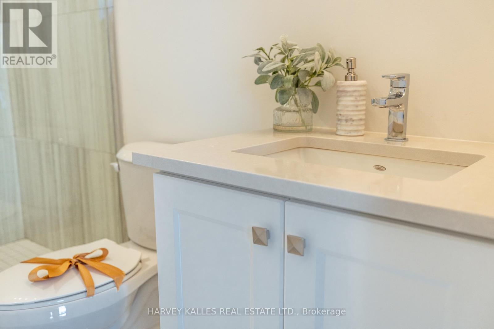 17 Innes Avenue, Toronto, Ontario  M6E 0B2 - Photo 24 - W12846648