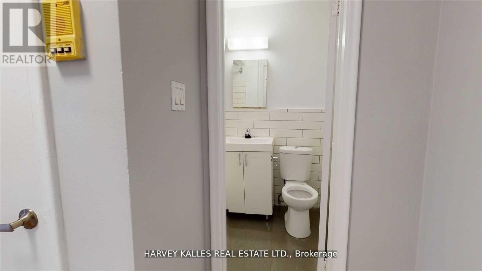 B3 - 4 Greentree Court, Toronto, Ontario  M6M 2A5 - Photo 12 - W12854014