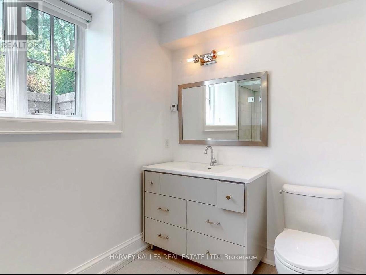 Lower - 10 Duggan Avenue, Toronto, Ontario  M4V 1Y2 - Photo 17 - C12863142