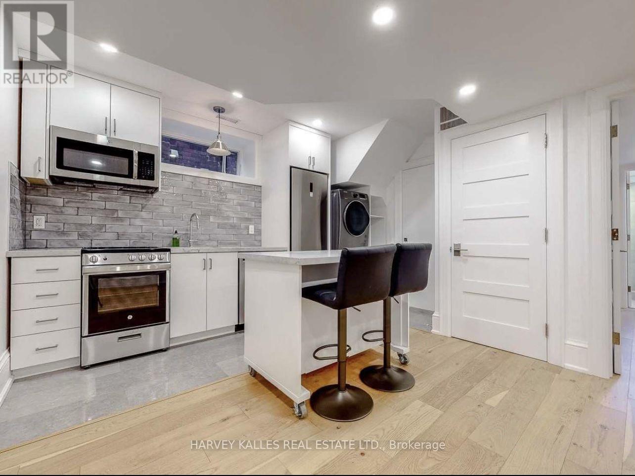 Lower - 10 Duggan Avenue, Toronto, Ontario  M4V 1Y2 - Photo 5 - C12863142