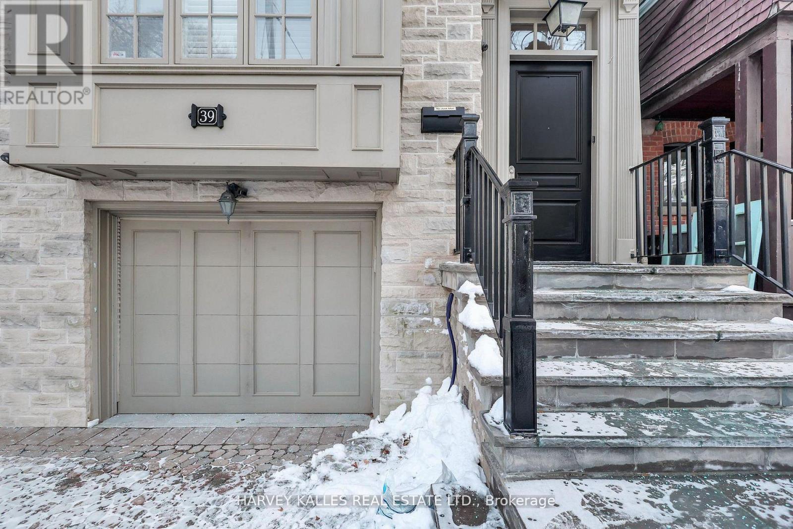 39 Gormley Avenue, Toronto, Ontario  M4V 1Y9 - Photo 3 - C12866604