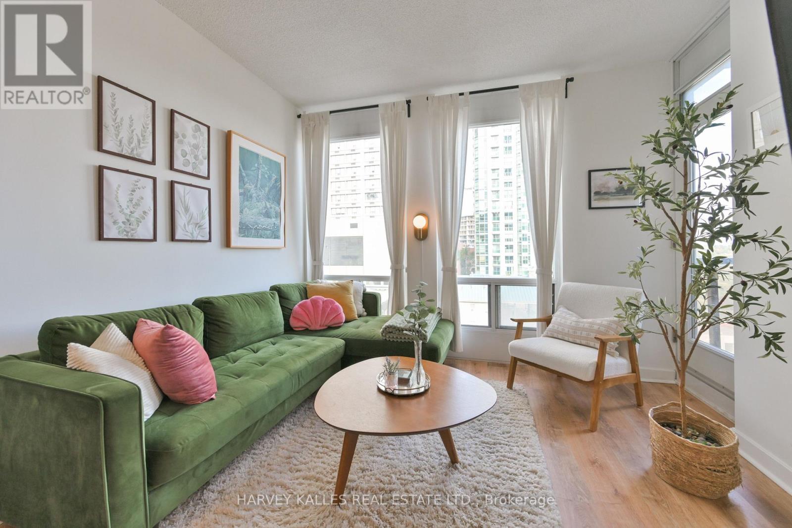 1704 - 85 Bloor Street E, Toronto, Ontario  M4W 3Y1 - Photo 2 - C12871616