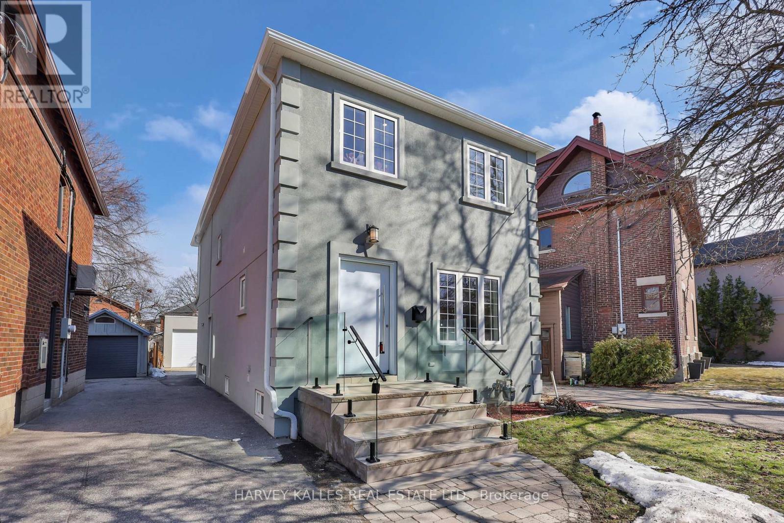 207 SUTHERLAND DRIVE, Toronto, Ontario