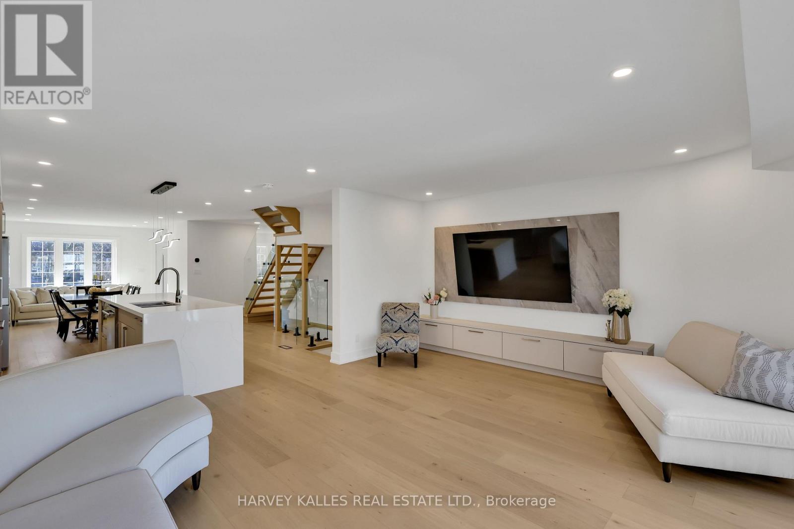 207 Sutherland Drive, Toronto, Ontario  M4G 1J1 - Photo 12 - C12872010