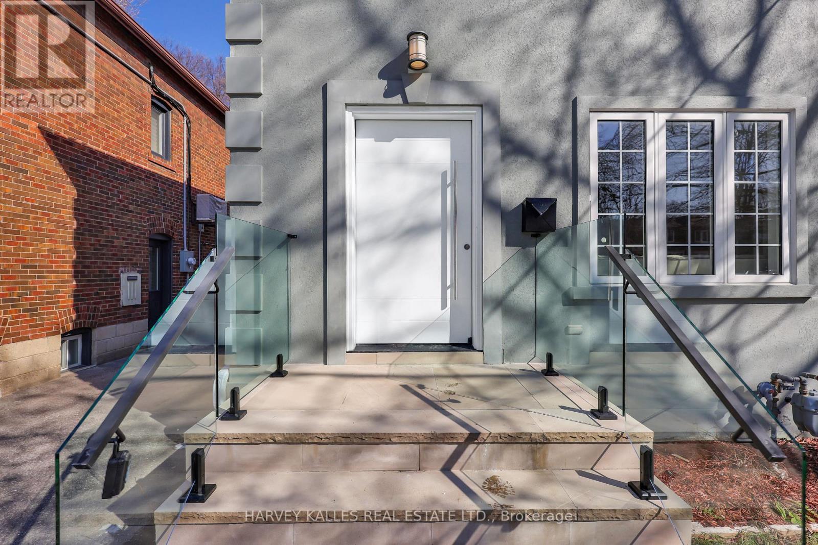 207 Sutherland Drive, Toronto, Ontario  M4G 1J1 - Photo 3 - C12872010