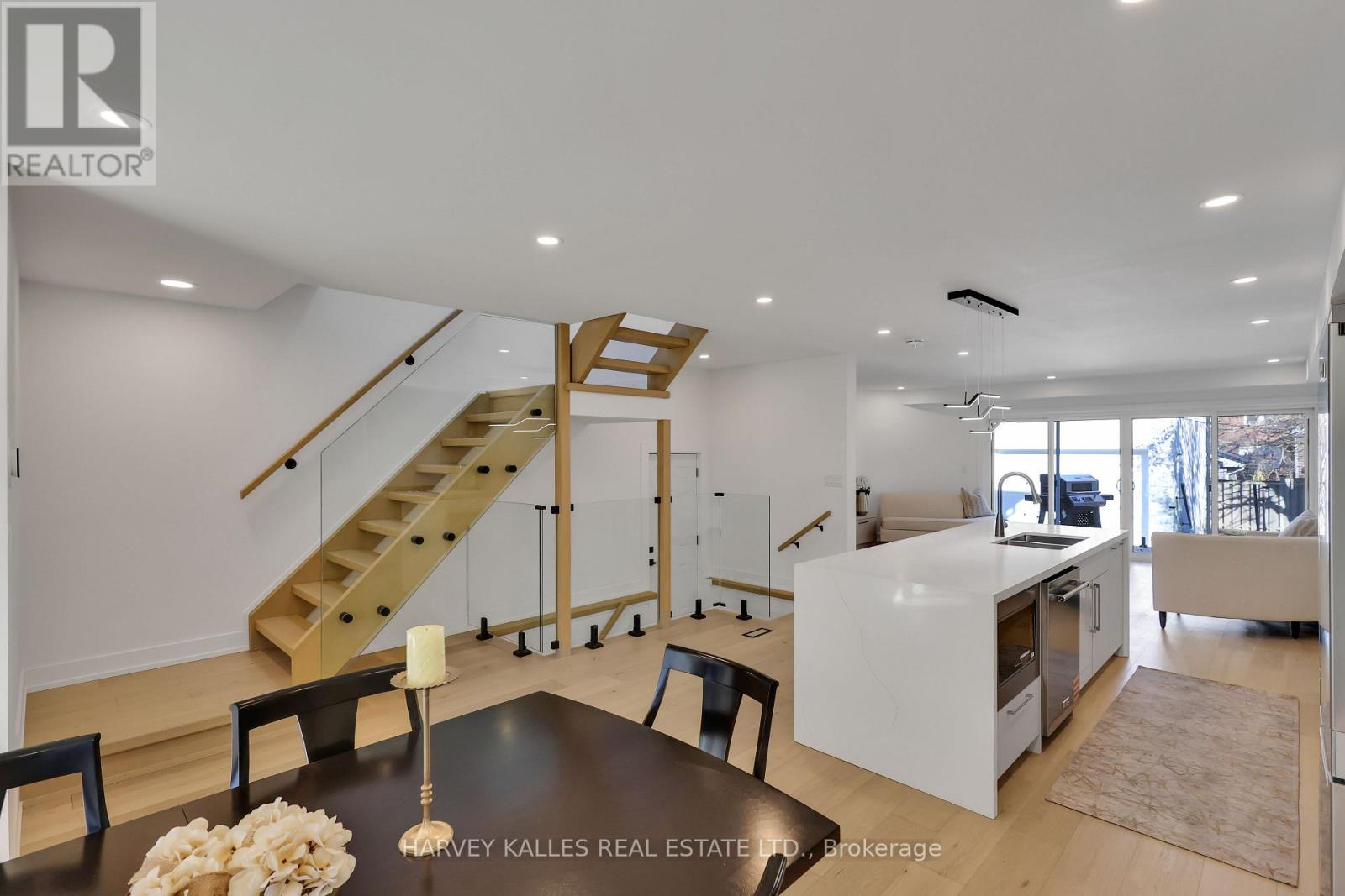 207 Sutherland Drive, Toronto, Ontario  M4G 1J1 - Photo 9 - C12872010