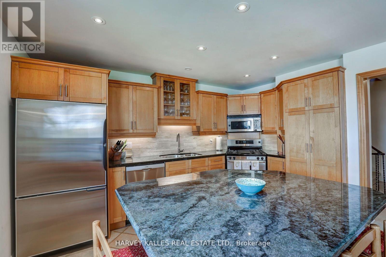 Th16 - 18 La Rose Avenue, Toronto, Ontario  M9P 1A5 - Photo 14 - W12872194