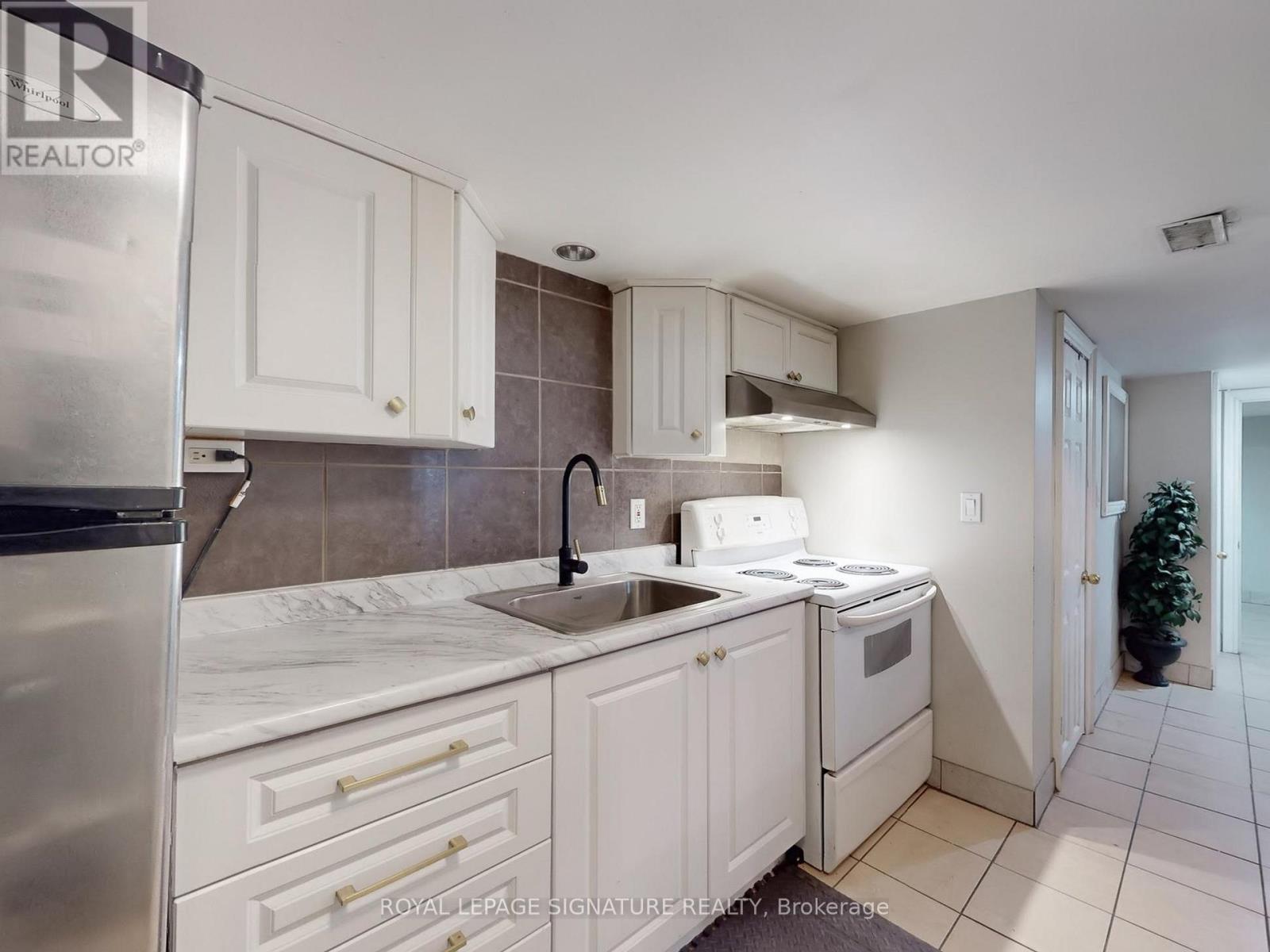 73 Buttonwood Avenue, Toronto, Ontario  M6M 2H9 - Photo 32 - W12875086