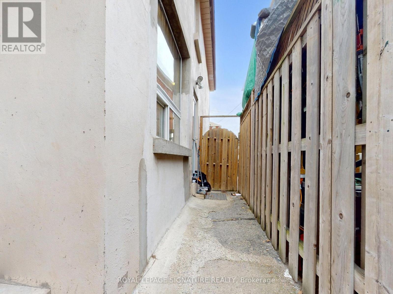 73 Buttonwood Avenue, Toronto, Ontario  M6M 2H9 - Photo 42 - W12875086