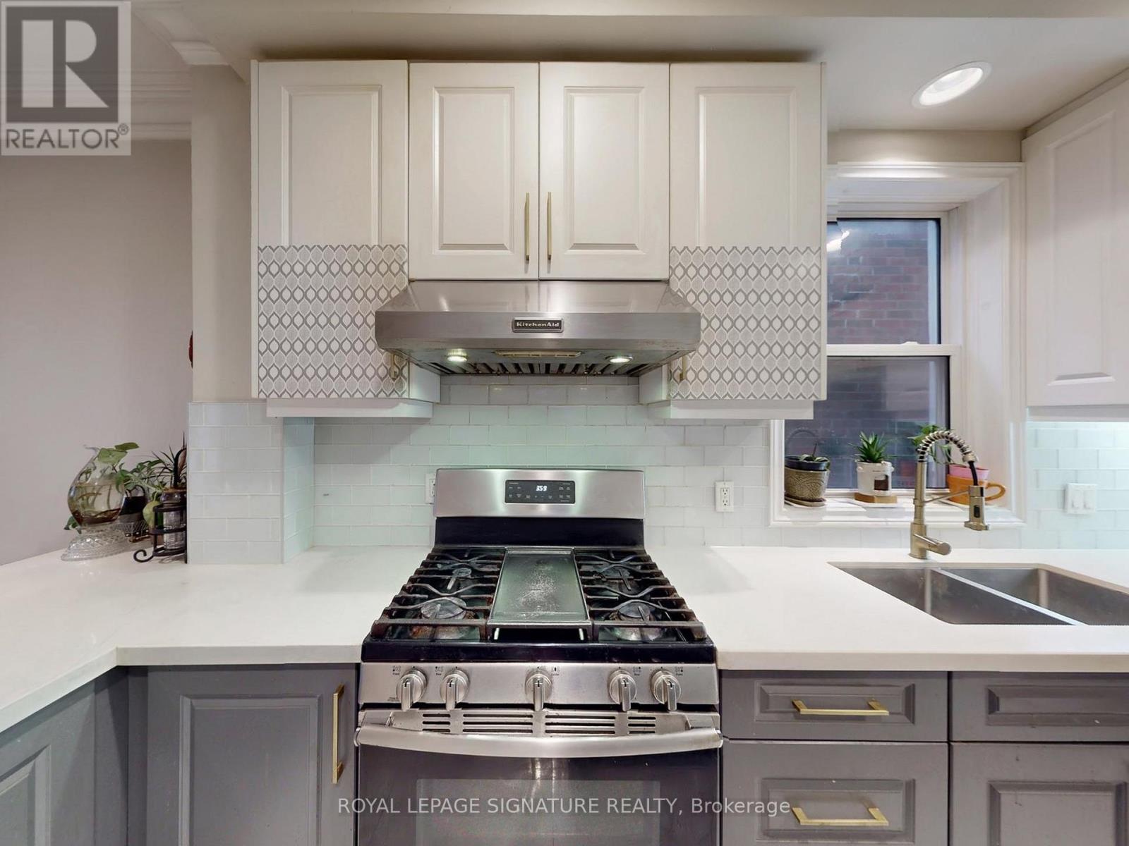 73 Buttonwood Avenue, Toronto, Ontario  M6M 2H9 - Photo 9 - W12875086