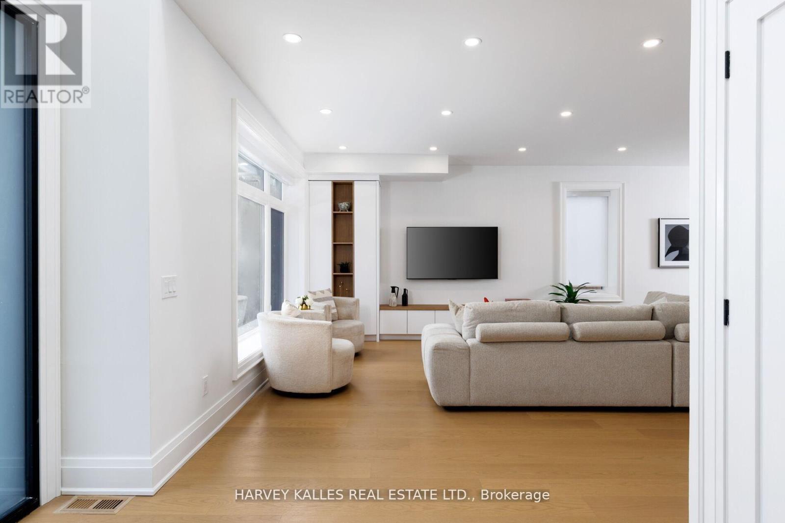 90 Great Oak Drive, Toronto, Ontario  M9A 1N5 - Photo 4 - W12875388