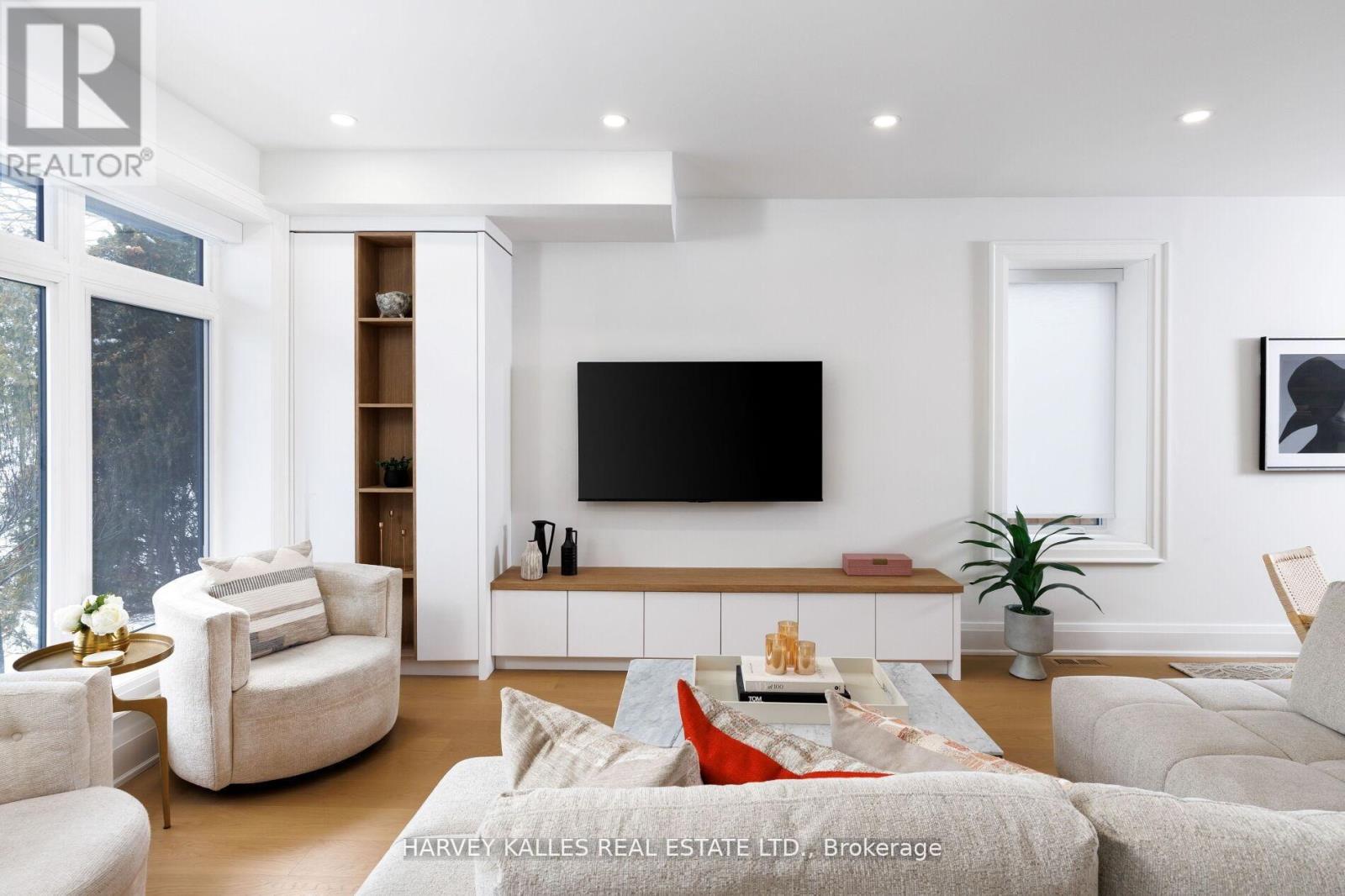 90 Great Oak Drive, Toronto, Ontario  M9A 1N5 - Photo 5 - W12875388