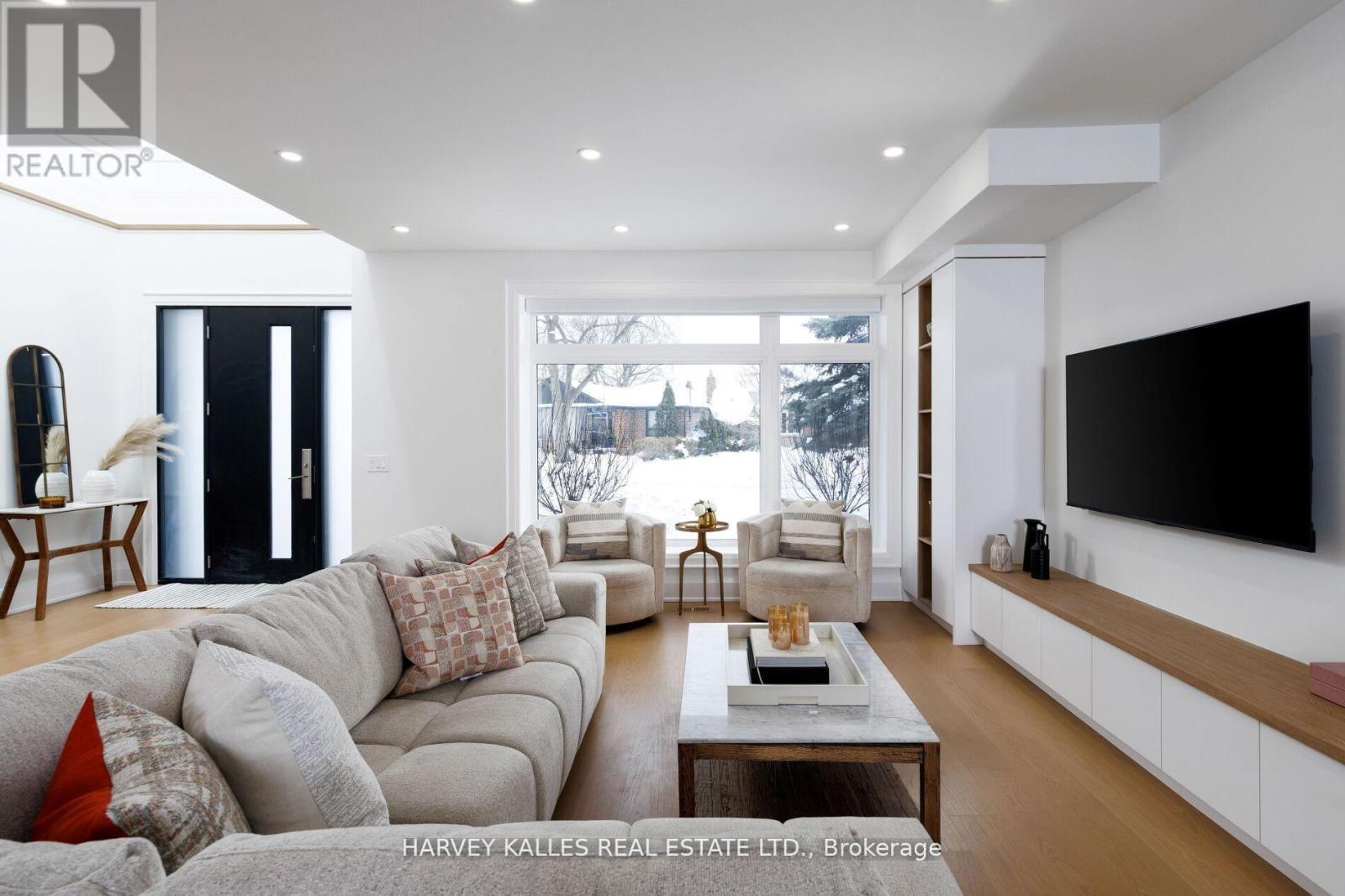 90 Great Oak Drive, Toronto, Ontario  M9A 1N5 - Photo 6 - W12875388