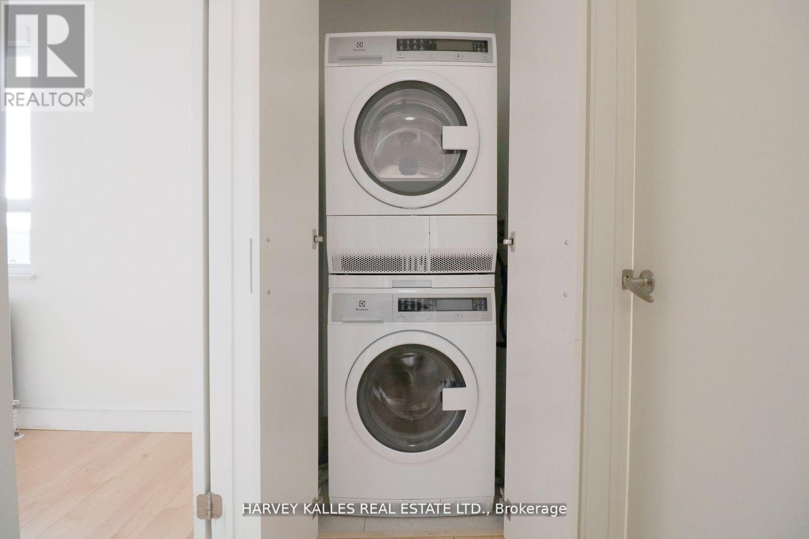 8 - 4 Benson Avenue, Mississauga, Ontario  L5H 2P2 - Photo 9 - W12875922