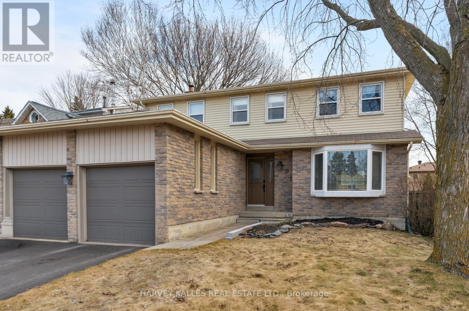 9 Manning Crescent, Newmarket, Ontario  L3Y 6H3 - Photo 2 - N12876252