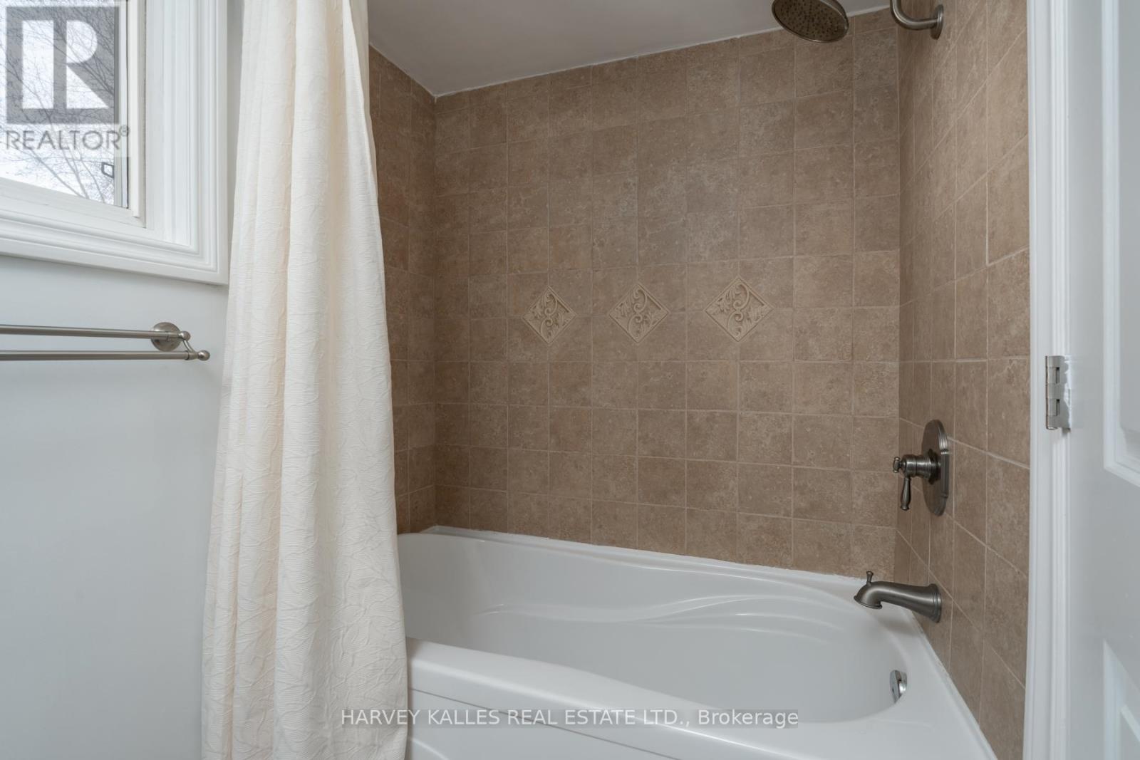 9 Manning Crescent, Newmarket, Ontario  L3Y 6H3 - Photo 29 - N12876252