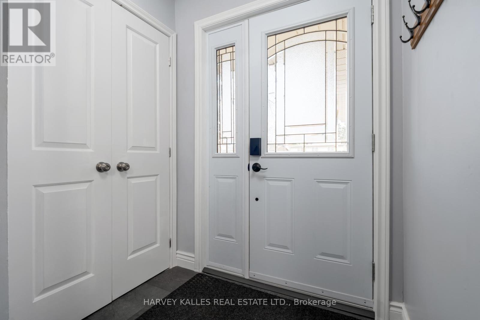 9 Manning Crescent, Newmarket, Ontario  L3Y 6H3 - Photo 4 - N12876252