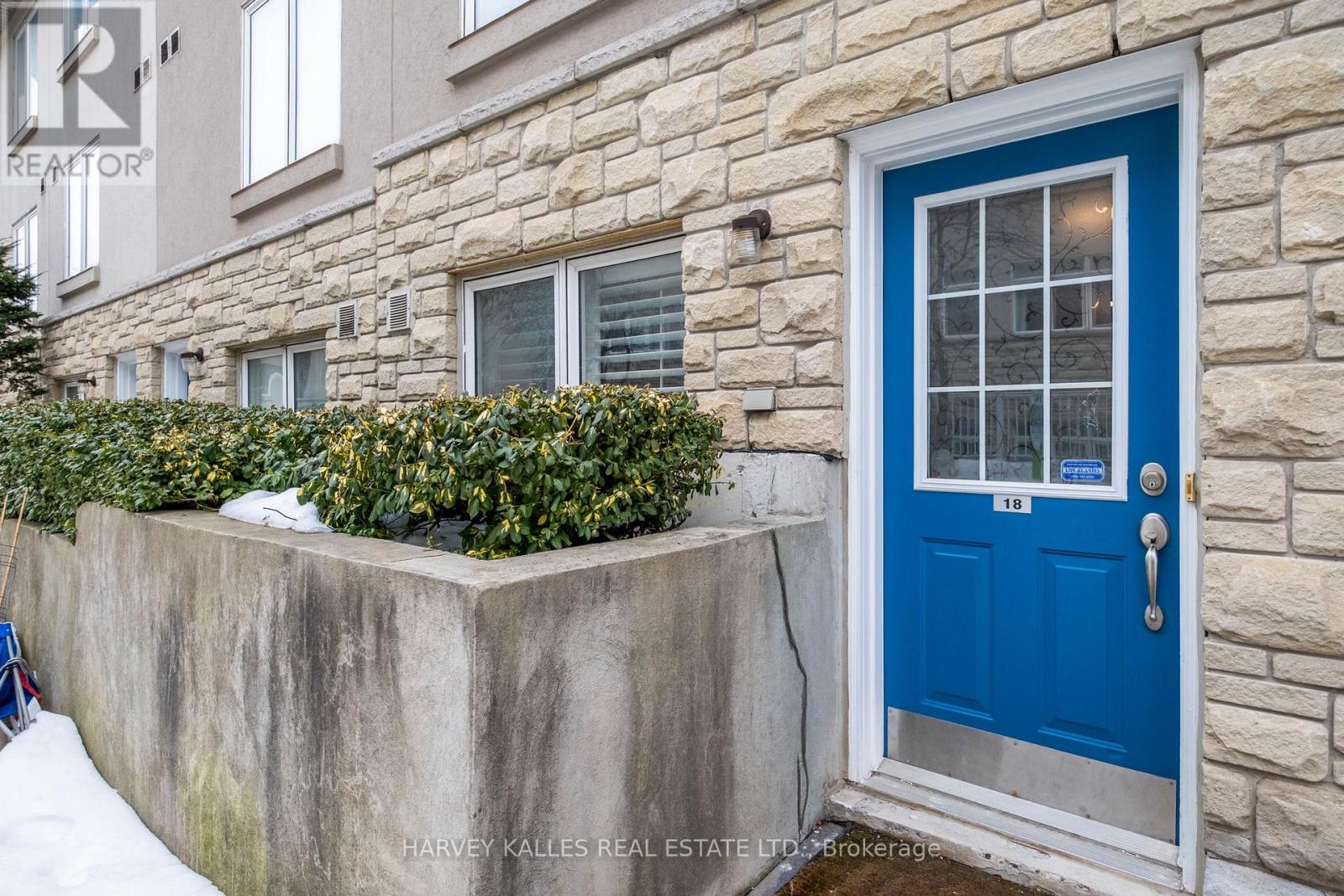 18 - 20 Turntable Crescent, Toronto, Ontario  M6H 4K9 - Photo 2 - W12878126