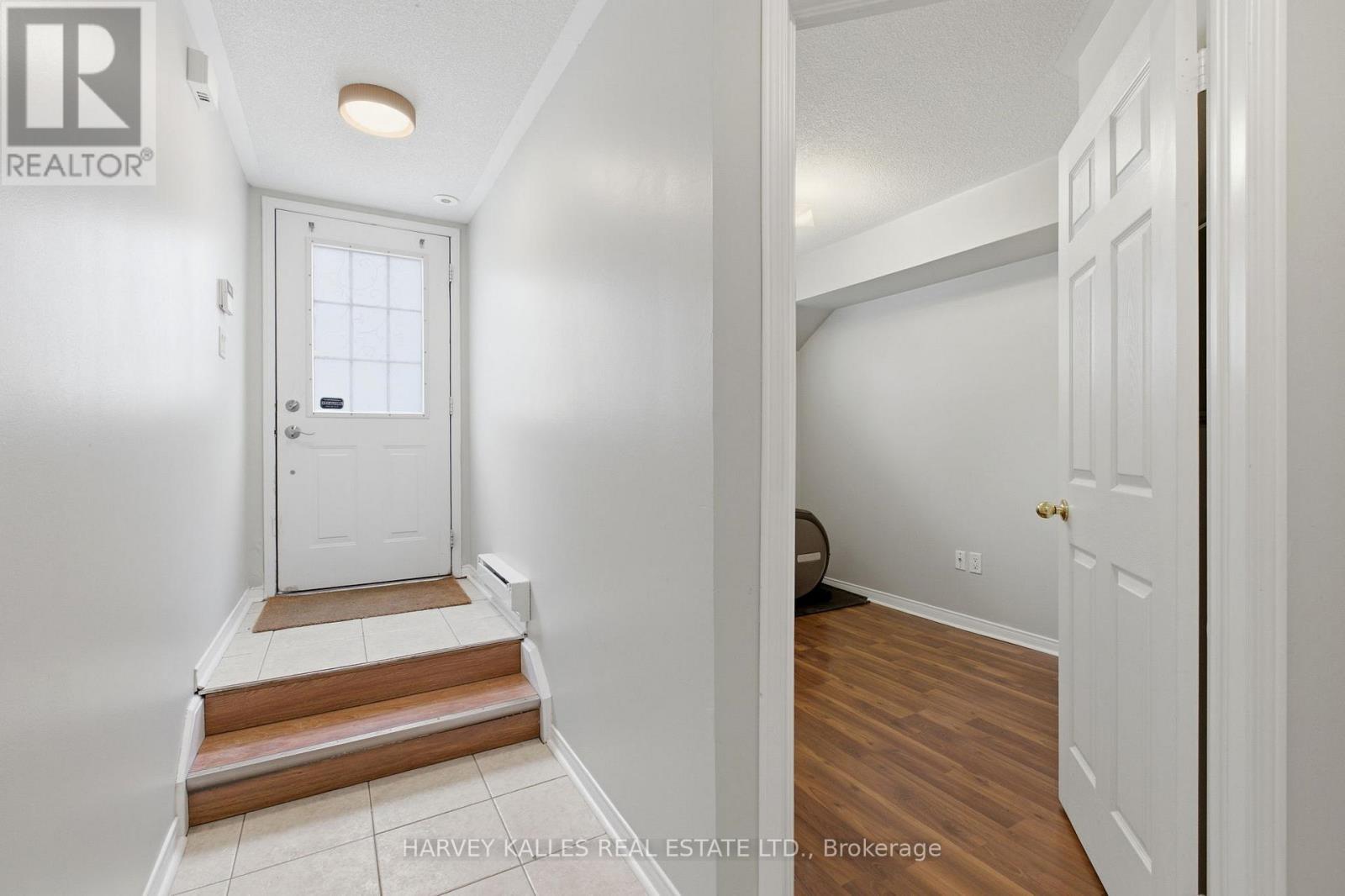 18 - 20 Turntable Crescent, Toronto, Ontario  M6H 4K9 - Photo 3 - W12878126