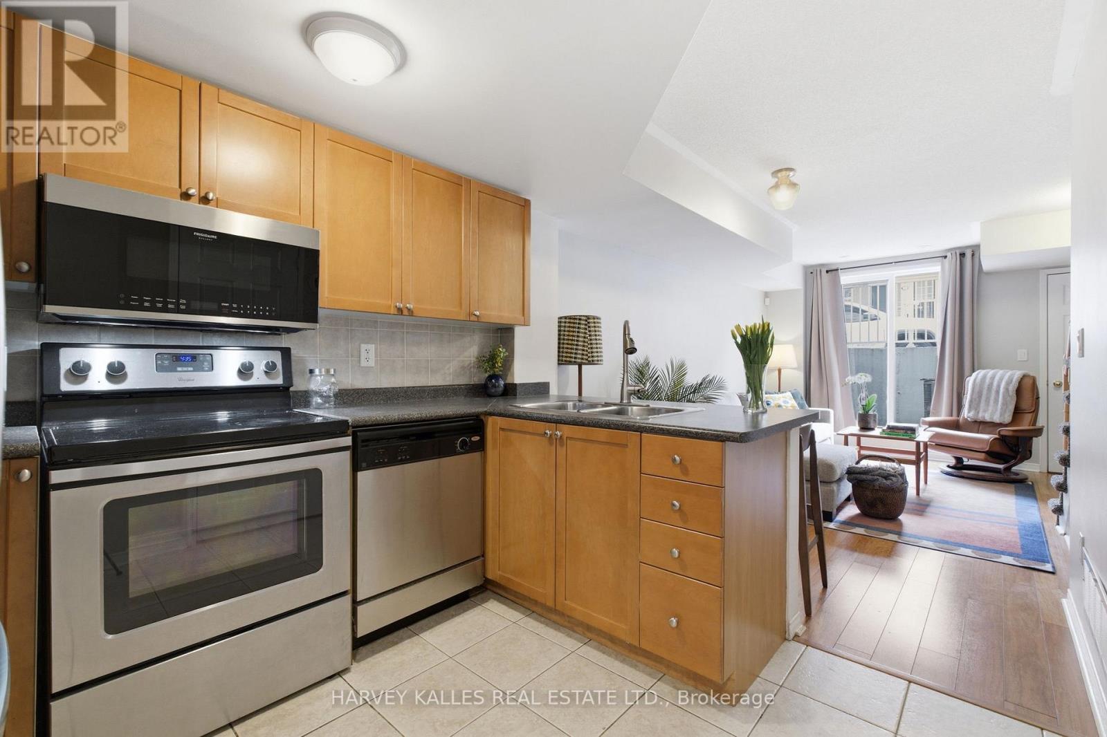 18 - 20 Turntable Crescent, Toronto, Ontario  M6H 4K9 - Photo 6 - W12878126