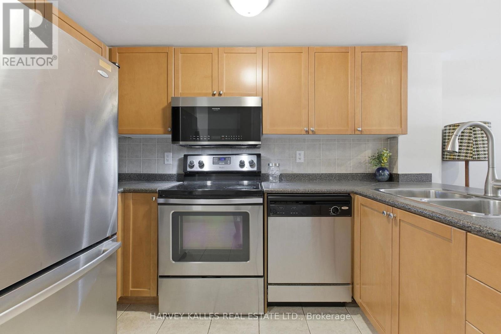 18 - 20 Turntable Crescent, Toronto, Ontario  M6H 4K9 - Photo 7 - W12878126