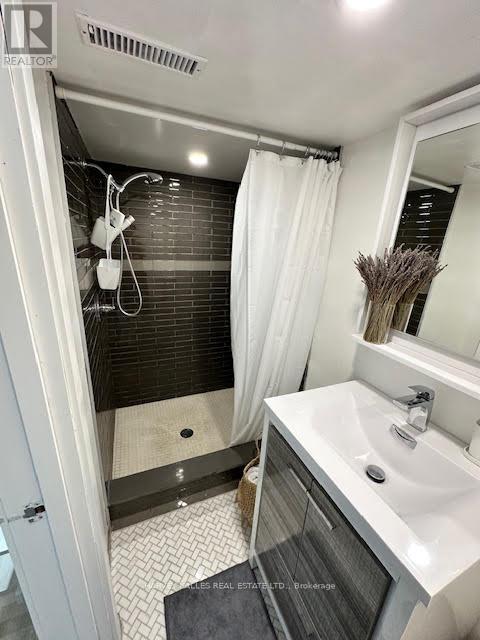 Lower - 115 Northcliffe Boulevard, Toronto, Ontario  M6E 3K5 - Photo 9 - C12881224