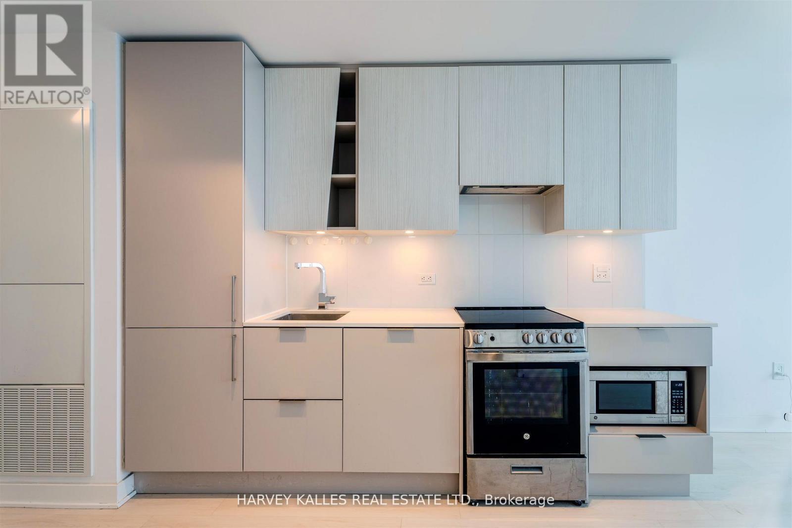 5211 - 3900 Confederation Parkway, Mississauga, Ontario  L5B 0M3 - Photo 13 - W12882178