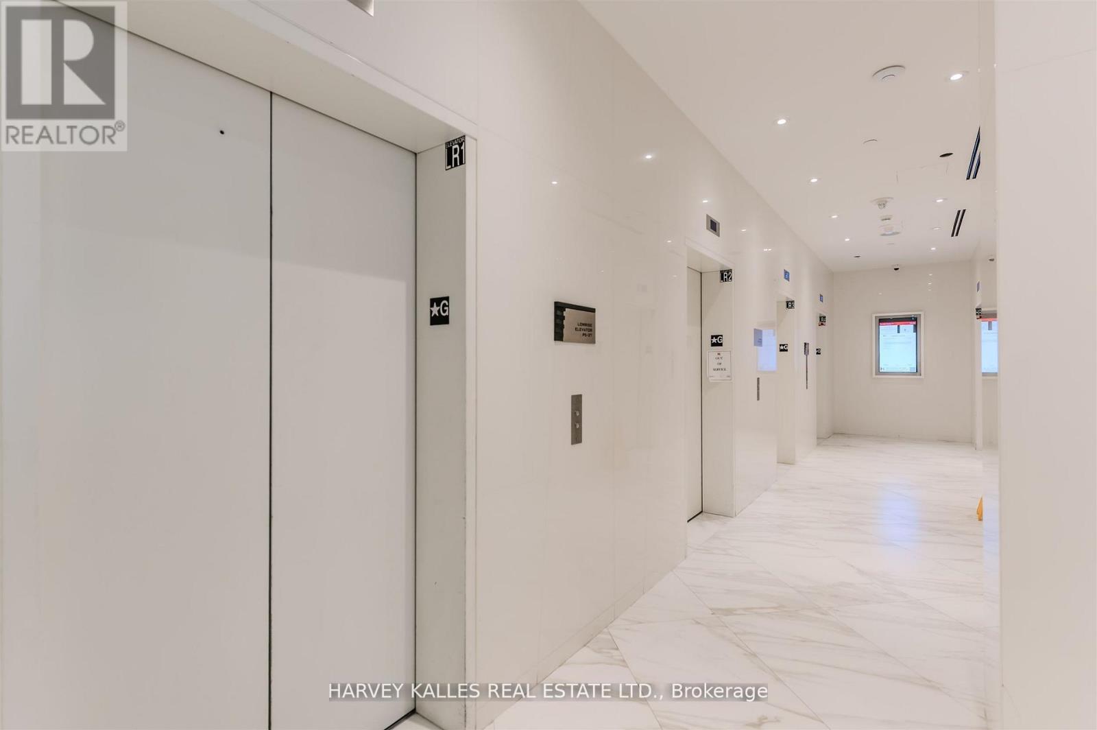 5211 - 3900 Confederation Parkway, Mississauga, Ontario  L5B 0M3 - Photo 8 - W12882178