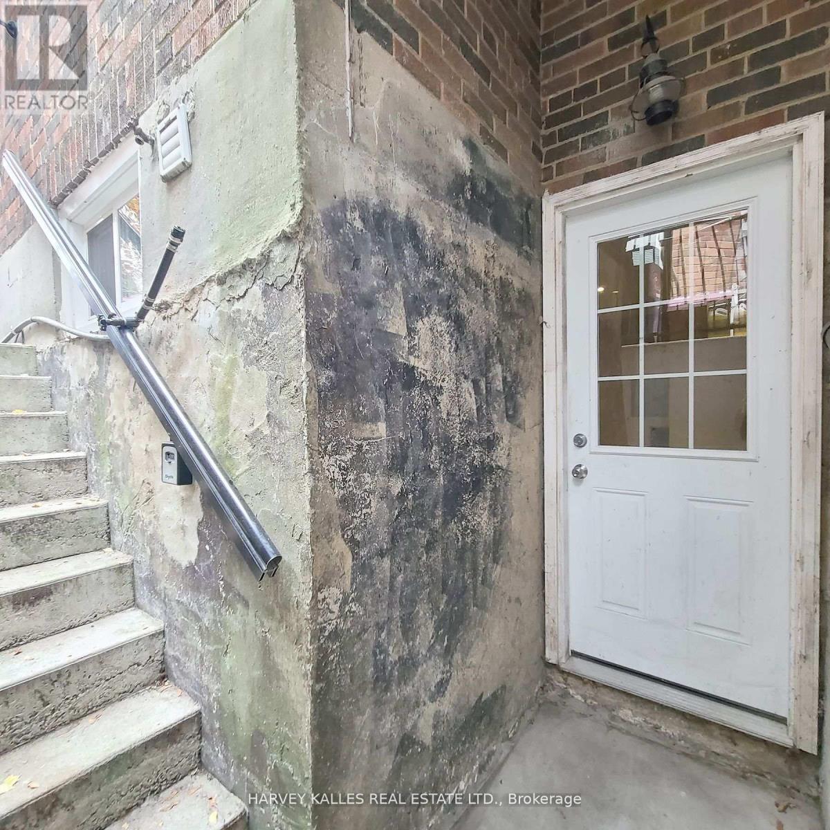 Bsmt - 4b Mayfair Avenue, Toronto, Ontario  M5N 2N4 - Photo 4 - C12885986