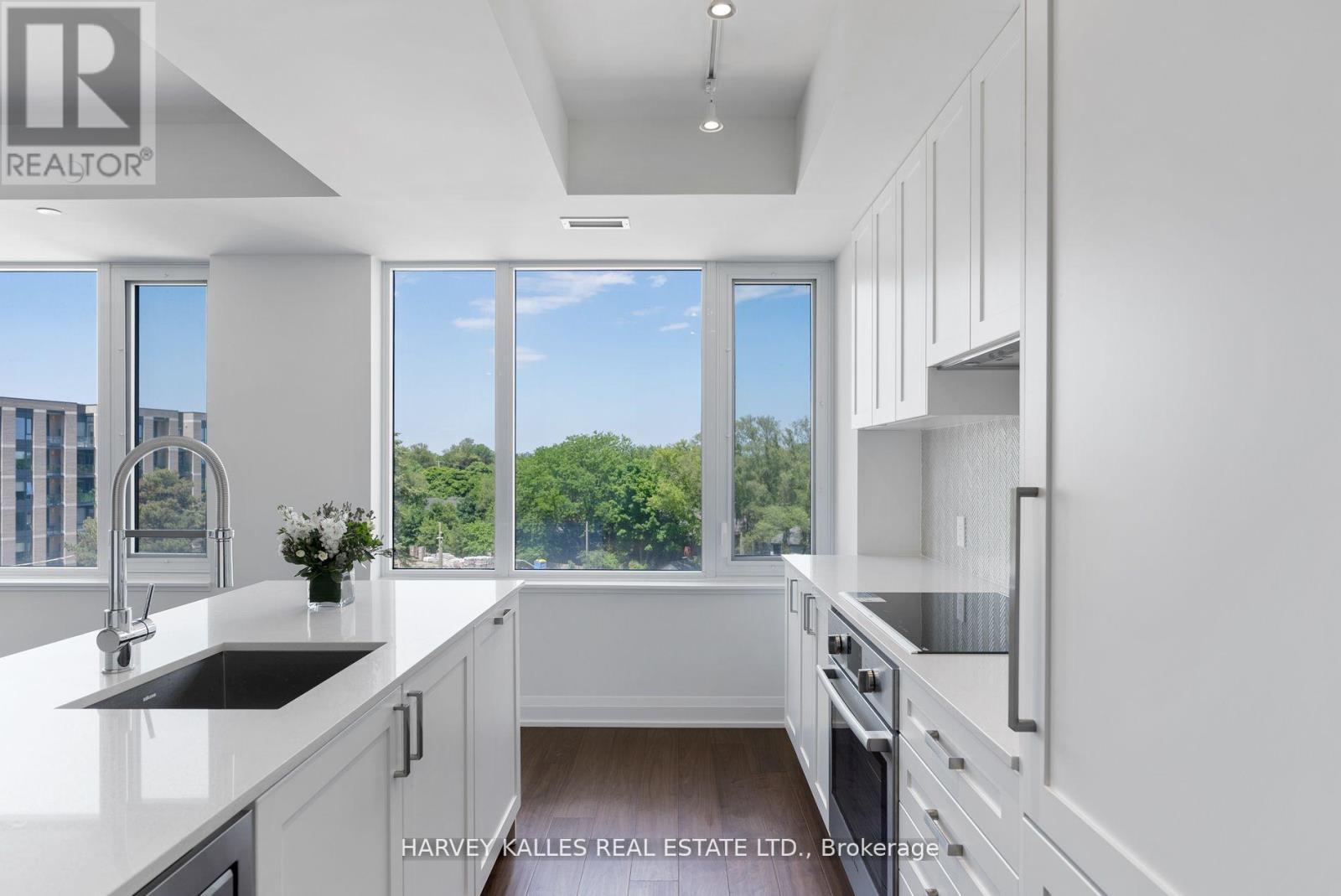 519 - 293 The Kingsway, Toronto, Ontario  M9A 3A9 - Photo 2 - W12889378