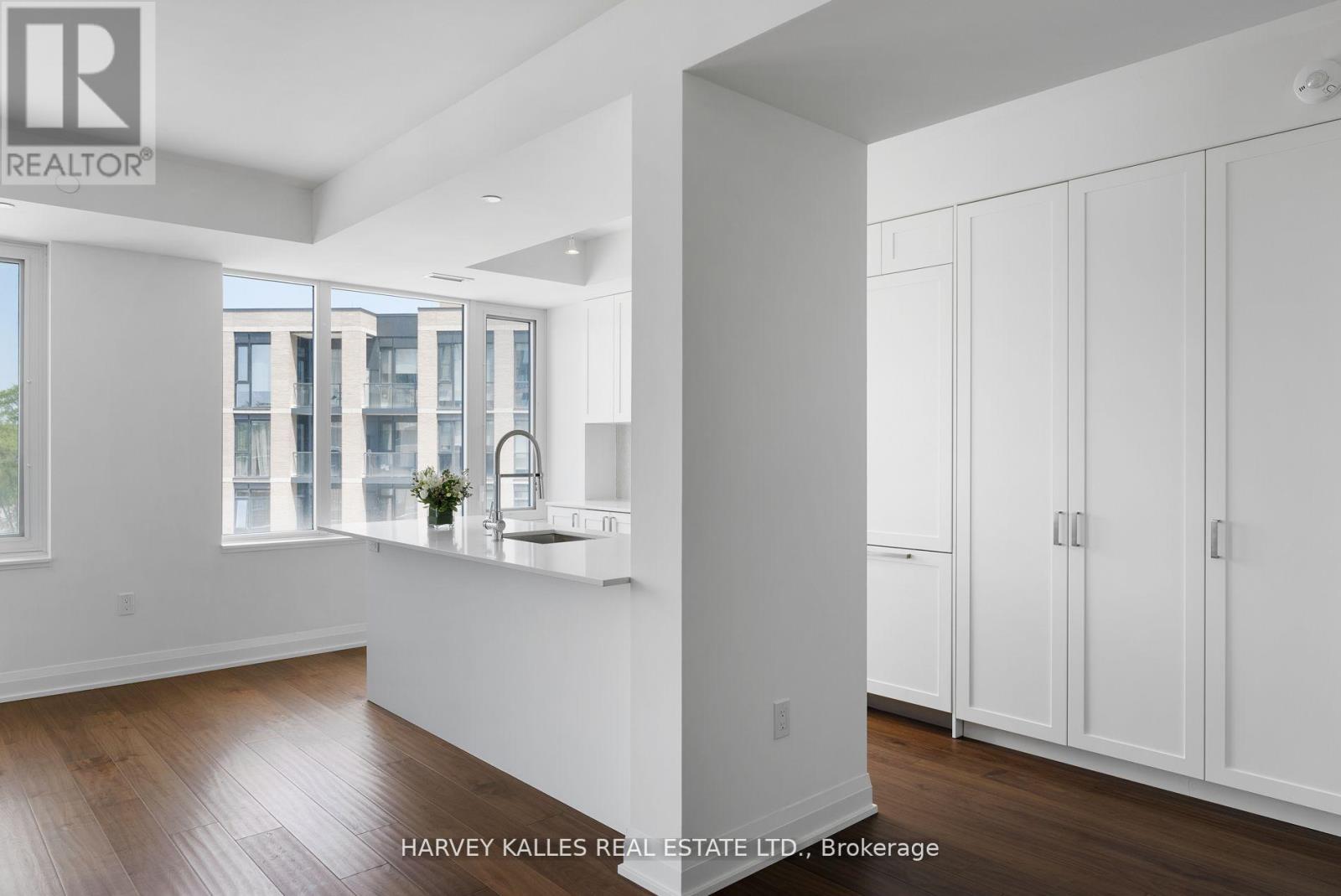 519 - 293 The Kingsway, Toronto, Ontario  M9A 3A9 - Photo 4 - W12889378