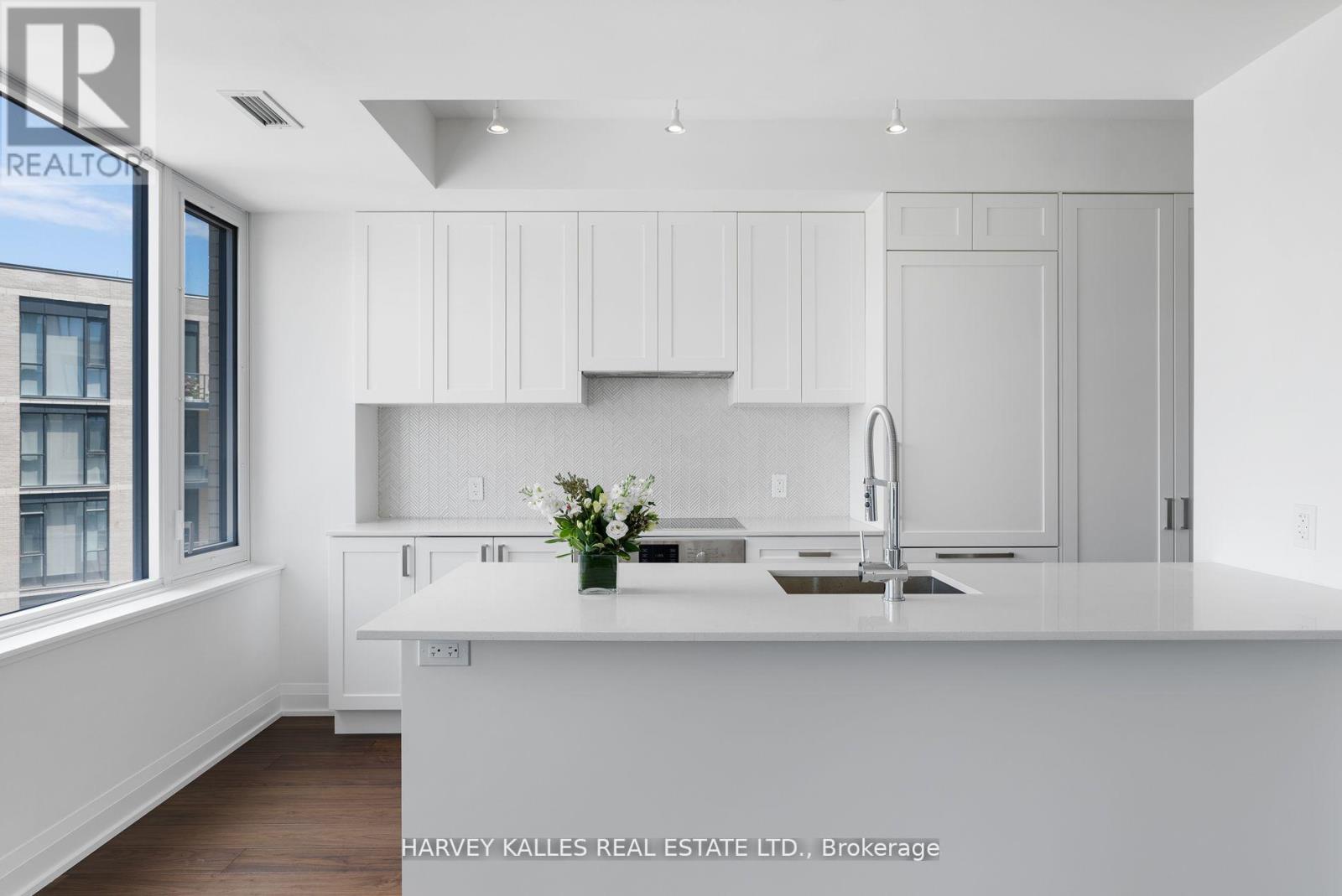 519 - 293 The Kingsway, Toronto, Ontario  M9A 3A9 - Photo 5 - W12889378