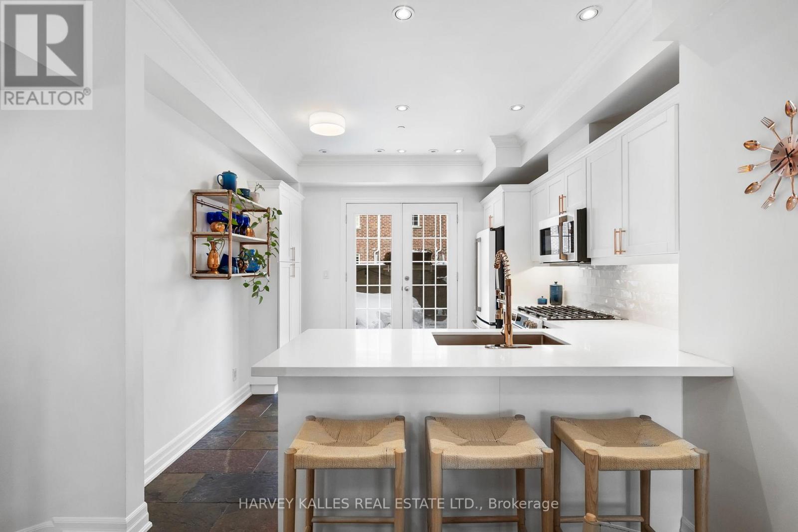 17 Peelar Mews, Toronto, Ontario  M8Y 0B1 - Photo 5 - W12900730