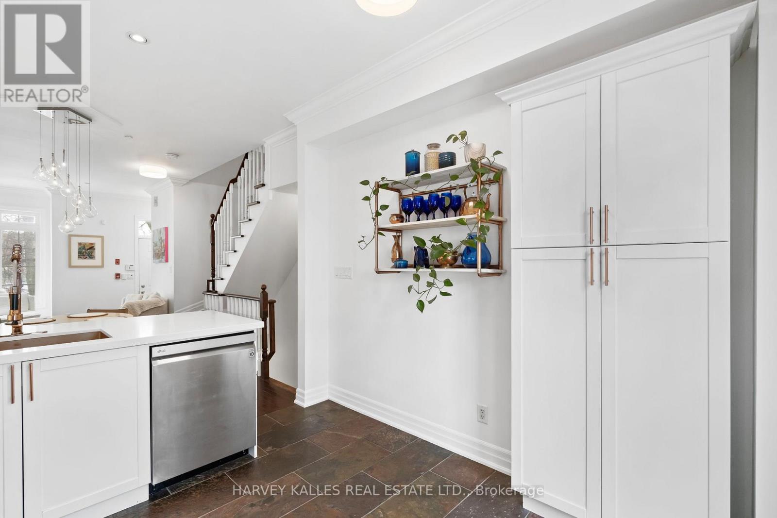 17 Peelar Mews, Toronto, Ontario  M8Y 0B1 - Photo 6 - W12900730