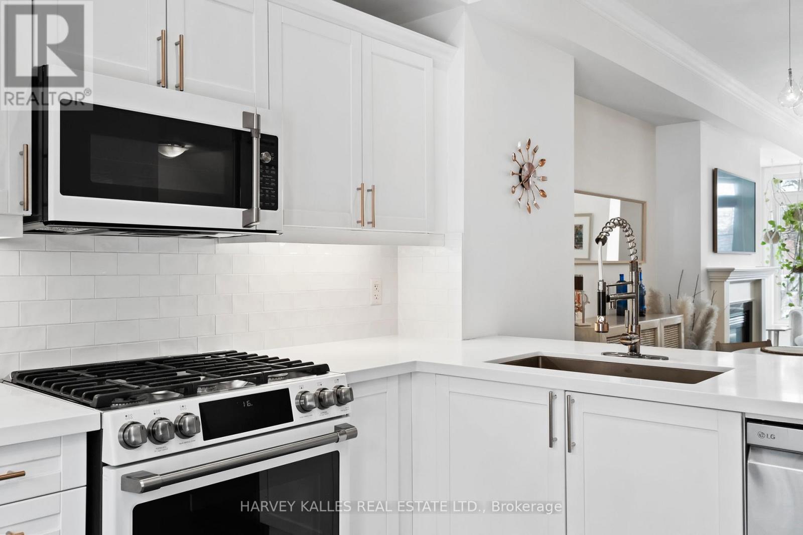 17 Peelar Mews, Toronto, Ontario  M8Y 0B1 - Photo 7 - W12900730