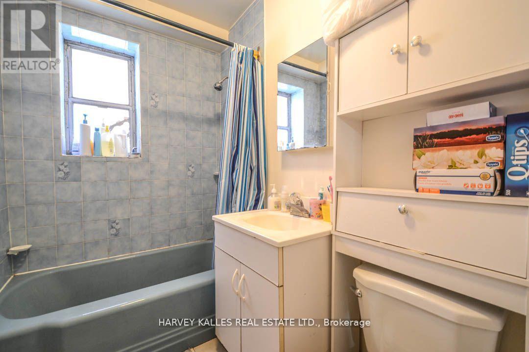 90 Trethewey Drive, Toronto, Ontario  M6M 4B4 - Photo 14 - W12908662