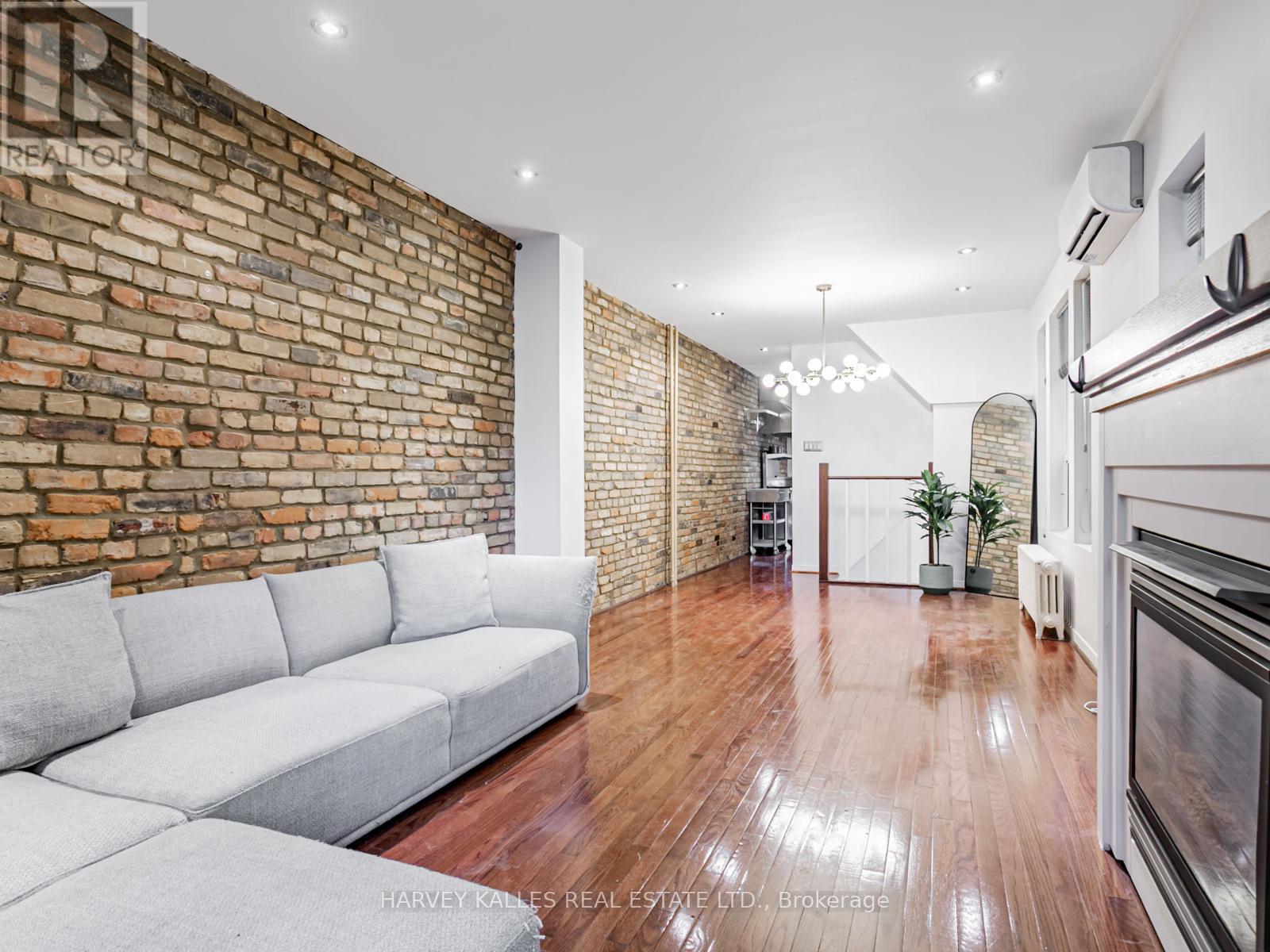 Main - 490 Montrose Avenue, Toronto, Ontario  M6G 3H1 - Photo 2 - C12912260