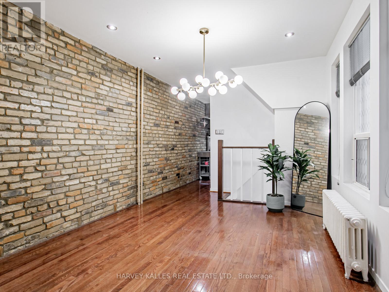 Main - 490 Montrose Avenue, Toronto, Ontario  M6G 3H1 - Photo 4 - C12913798