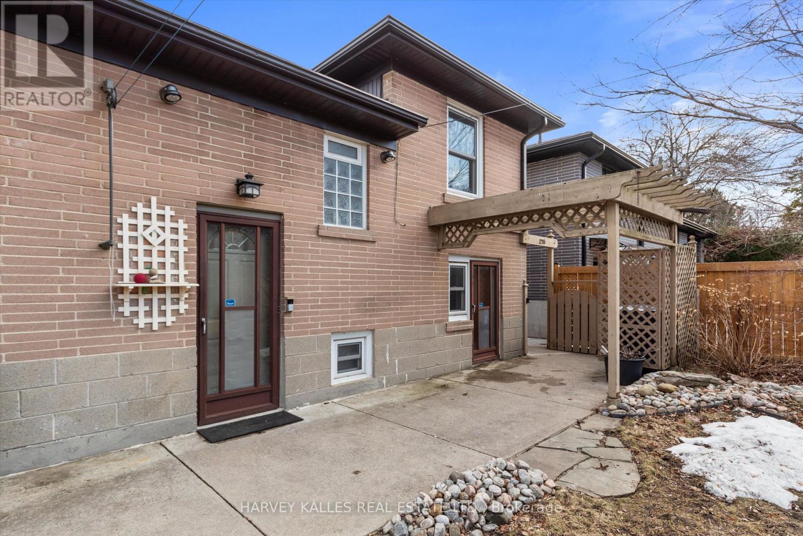 134 Santa Barbara Road, Toronto, Ontario  M2N 2C5 - Photo 29 - C12916408