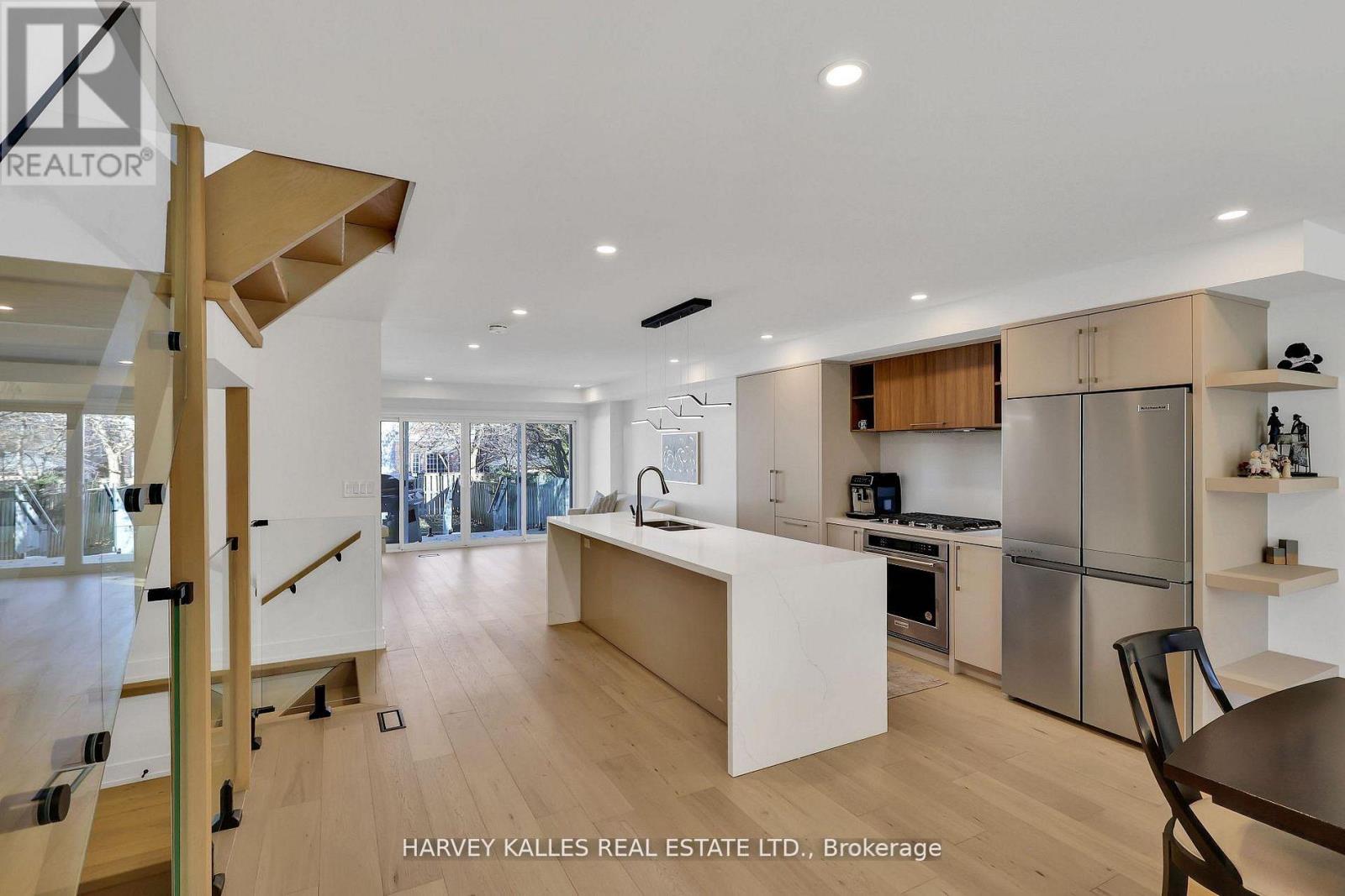 207 Sutherland Drive, Toronto, Ontario M4G 1J1 - Photo 10 - C12921038