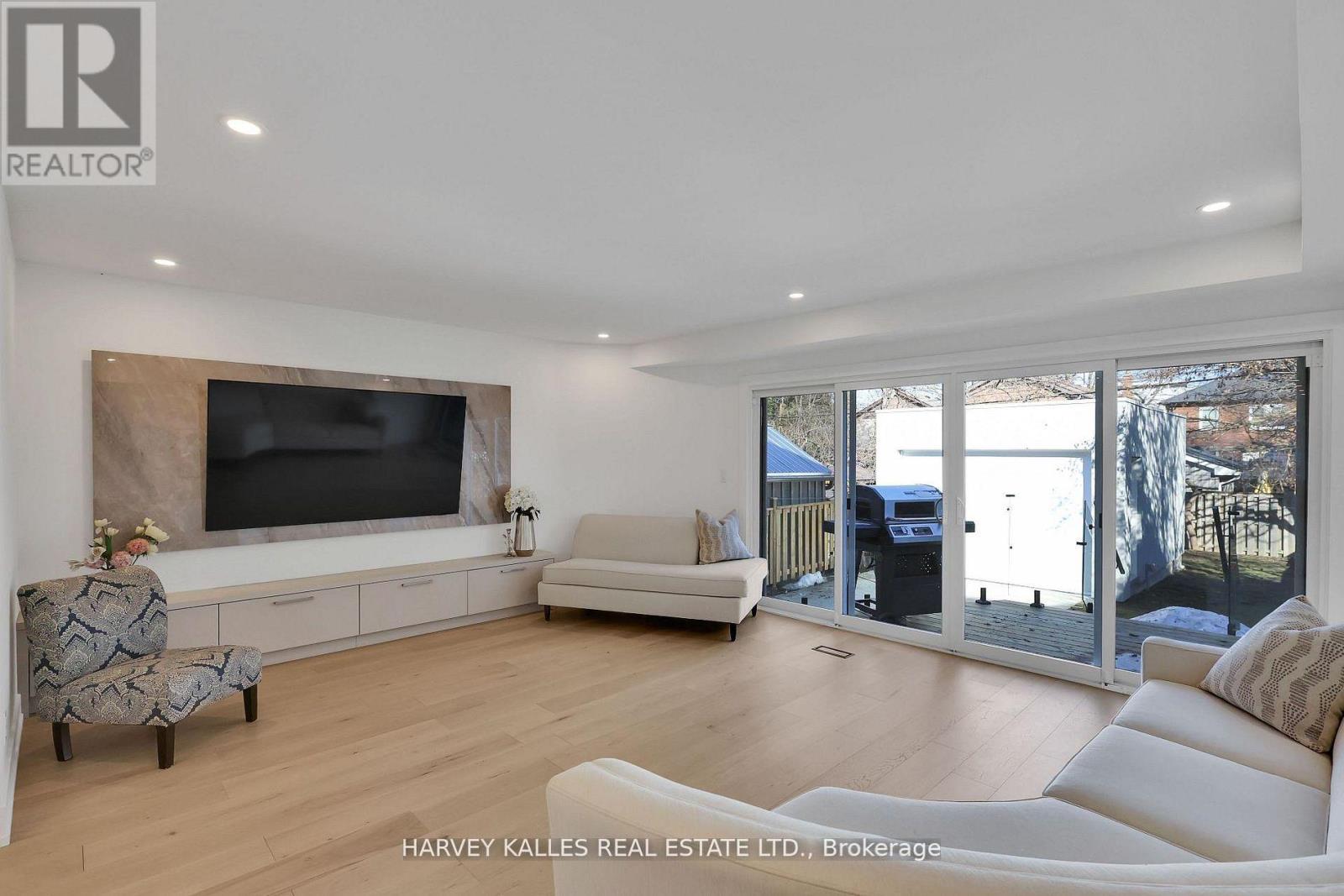 207 Sutherland Drive, Toronto, Ontario M4G 1J1 - Photo 11 - C12921038