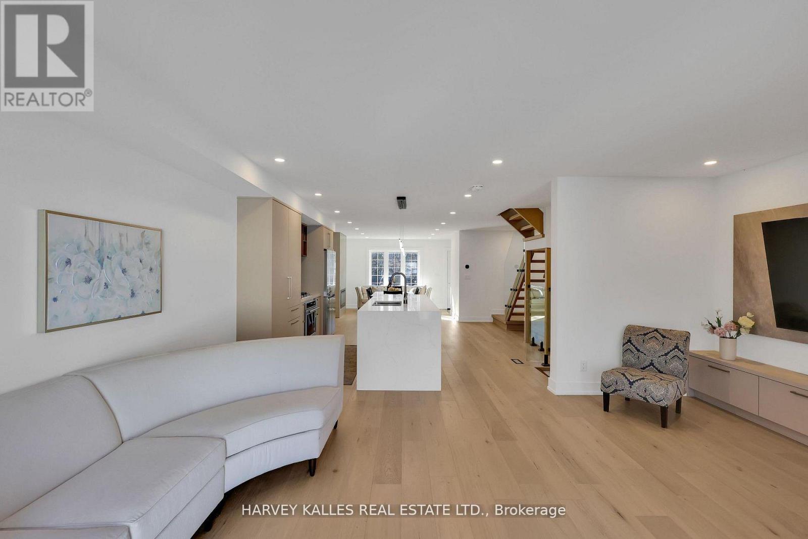 207 Sutherland Drive, Toronto, Ontario M4G 1J1 - Photo 13 - C12921038