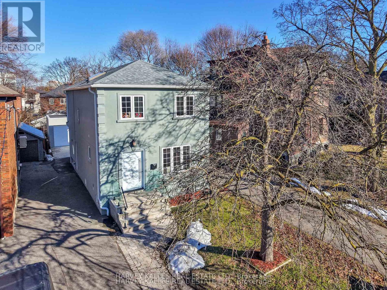 207 Sutherland Drive, Toronto, Ontario M4G 1J1 - Photo 2 - C12921038