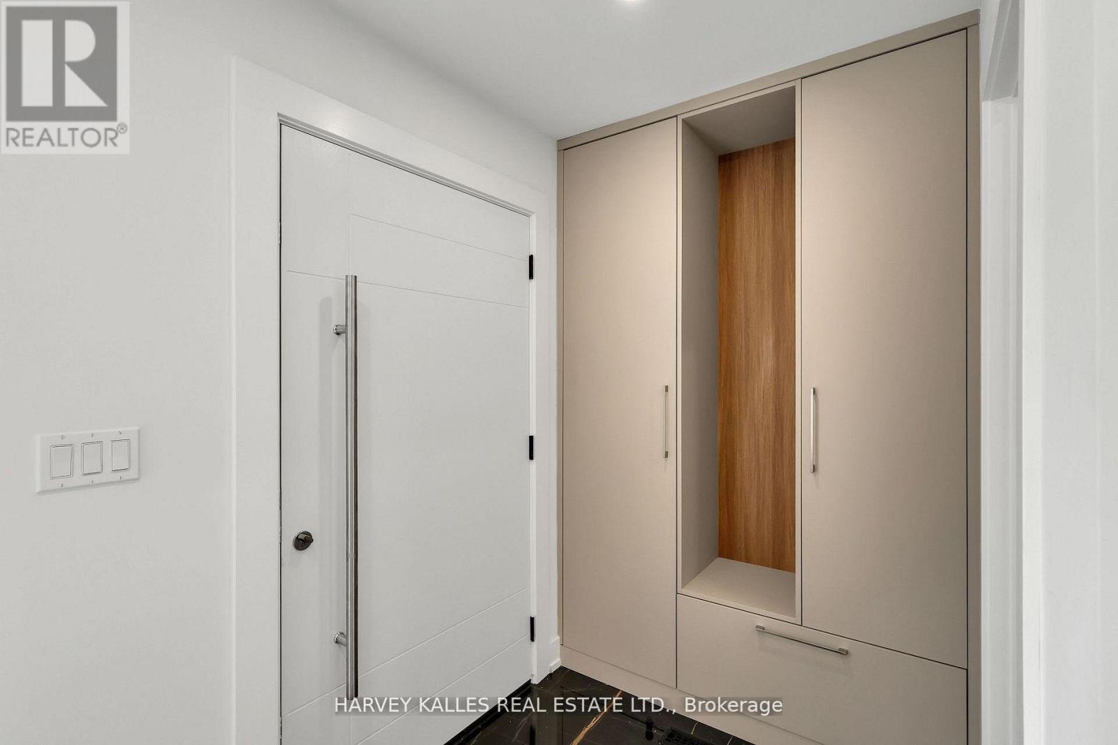 207 Sutherland Drive, Toronto, Ontario M4G 1J1 - Photo 4 - C12921038