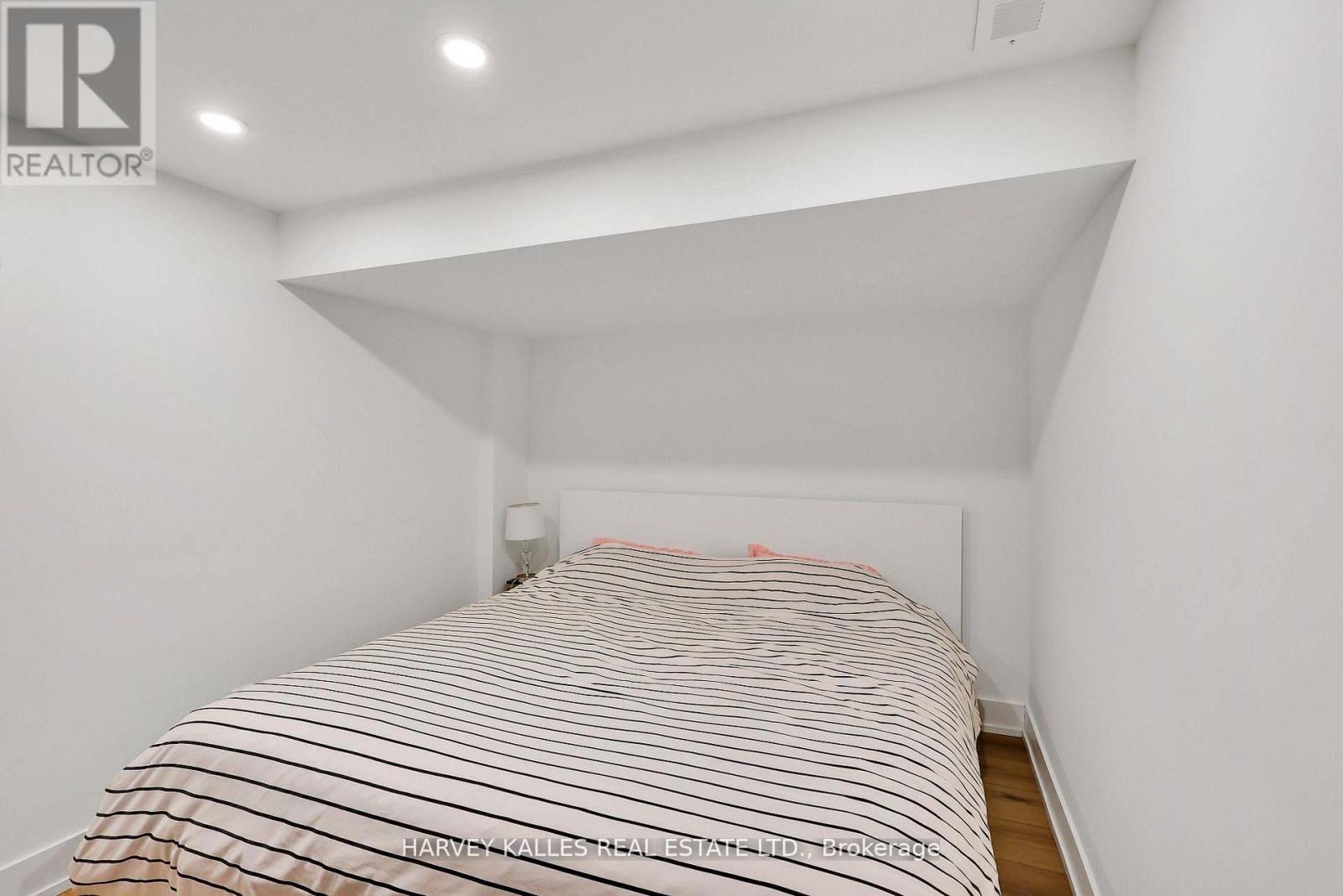 207 Sutherland Drive, Toronto, Ontario M4G 1J1 - Photo 41 - C12921038