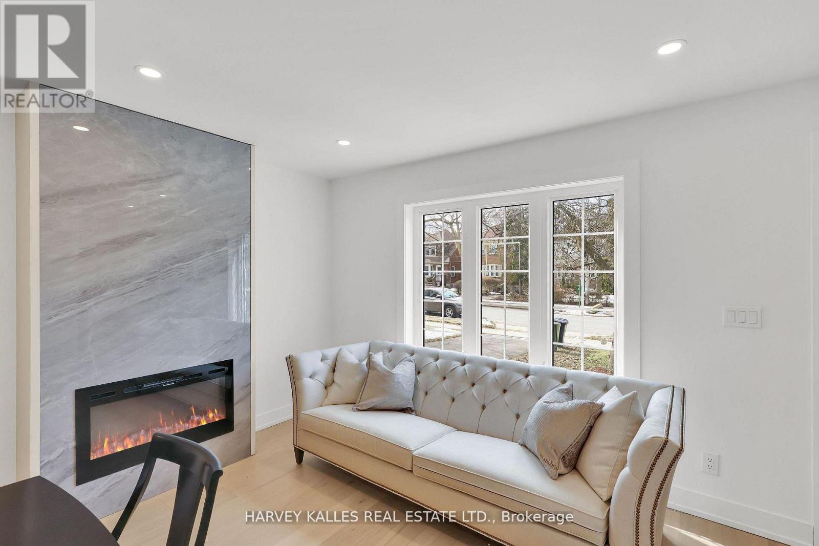 207 Sutherland Drive, Toronto, Ontario M4G 1J1 - Photo 6 - C12921038