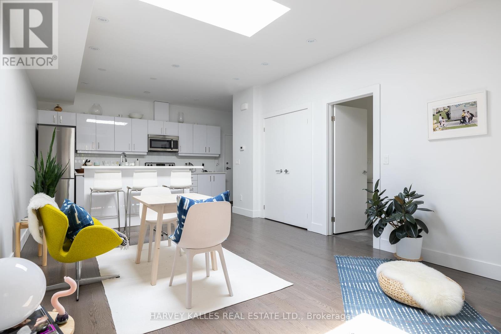 101 - 2076 Dundas Street W, Toronto, Ontario  M6R 1W9 - Photo 4 - W12921700