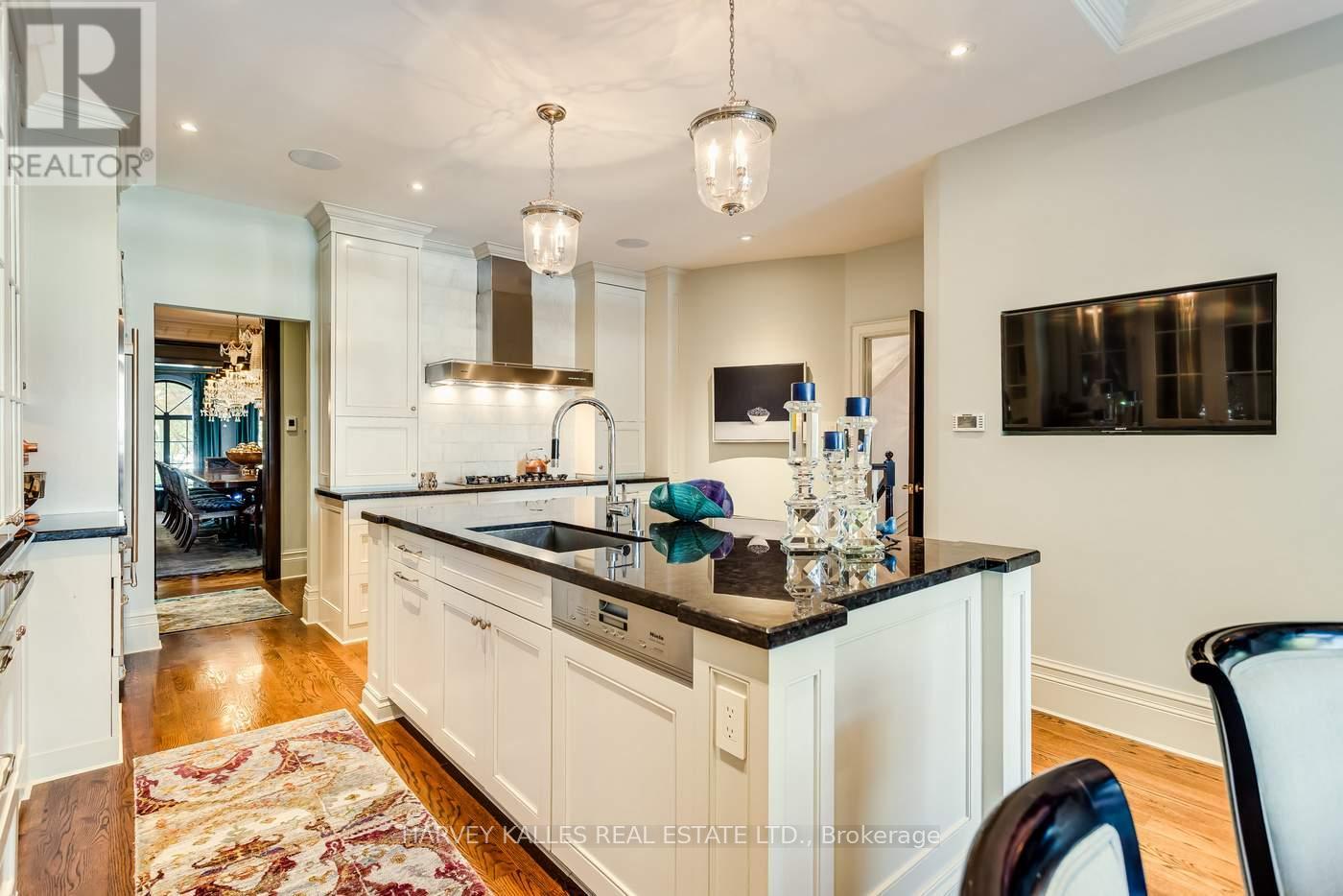 92 South Drive, Toronto, Ontario M4W 1R6 - Photo 18 - C13024424